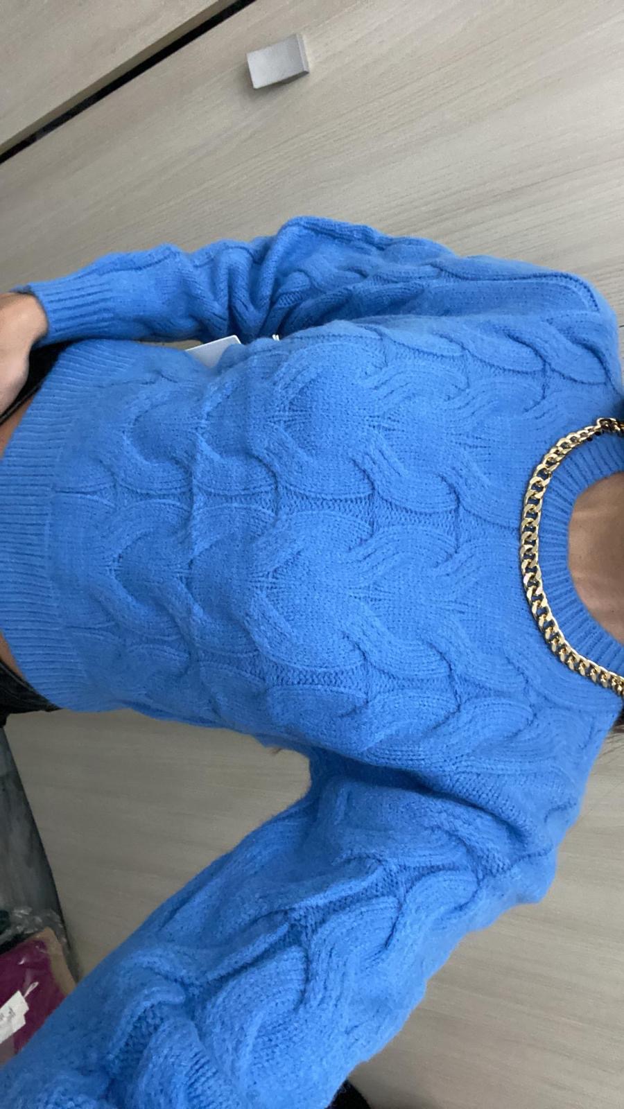 Maglione cropped con catena - immagine 8
